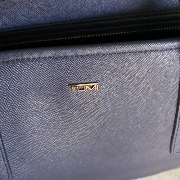 NWT Tumi Navy Blue Everyday Leather Tote- SOLD OUT IN STORES - Picture 5 of 8